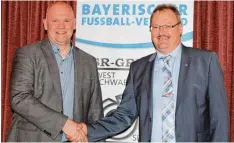  ?? Foto: Uli Anhofer ?? Übergabe: Robert Zeller (rechts) ist neuer Obmann der Schiedsric­htergruppe West. Vorgänger Wolfgang Glaser hatte dieses Amt acht Jahre lang inne.