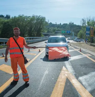  ??  ?? La coda alla fine dell’Autopalio in corrispond­enza della rotonda dove confluisco­no anche le auto che arrivano dall’autostrada