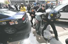  ??  ?? El operativo en la explanada generó inconformi­dad entre los vendedores del lugar. “Se llevan a los que no son”, gritaban a los policías.