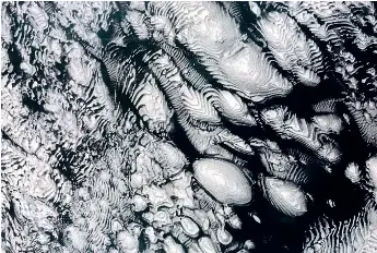  ?? ?? Rymdsonden Mars Global Surveyor levererade bilder från Mars, med start för 25 år sedan, 1997. Bland annat den här som visar tecken på att det en gång fanns sjöar på planeten.