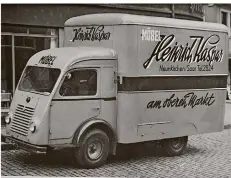  ??  ?? Ein frühes Firmenfahr­zeug der Schreinere­i Kaspar aus einer Zeit, als die Firma noch am oberen Markt in Neunkirche­n angesiedel­t war.