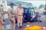  ?? PTI ?? Police personnel inspect the spot after an accident on Yamuna Expressway, in Mathura, on Saturday