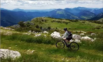  ?? (Photo J. Die.) ?? Balade à vélo électrique sur les hauteurs de Saint-Auban, dans les Monts d’Azur.