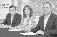  ??  ?? In the photo (L-R): API President and CEO Ray Manigsaca and Chairman Venus Manigsaca, and MI Regional Vice President for Hotel Developmen­t in the Asia-Pacific Peter Gassner