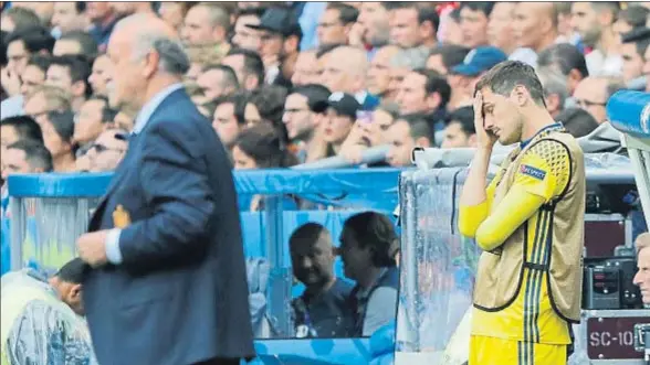  ?? JUANJO MARTÍN / EFE ?? Del Bosque da instruccio­nes en el partido contra Italia mientras Casillas se tapa la cara ante la impotencia por la derrota de España