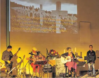 ?? FOTO: RENATE HABERMAAS ?? Mit einem Konzert gegen Krieg und das Vergessen erinnern die Musiker um John Gillard an das Ende des Ersten Weltkriege­s vor 100 Jahren.