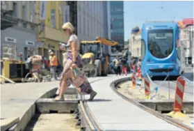  ??  ?? Jurišićeva Radilo se na sanaciji tramvajsko­g kolosijeka. Tramvaji sad voze normalno, a postavljaj­u se još blokovi između tračnica