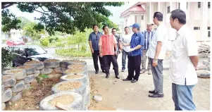  ??  ?? EWON (tiga kanan) diberikan taklimat ketika melawat tapak pembinaan Taman Inovasi SMK Tambulion.