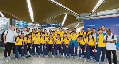  ??  ?? Hodak (kiri) bergambar dengan SKUAD B-19 Kebangsaan sebelum berlepas ke Jakarta, Indonesia bagi Kejuaraan B-19 AFC 2018 di KLIA semalam.