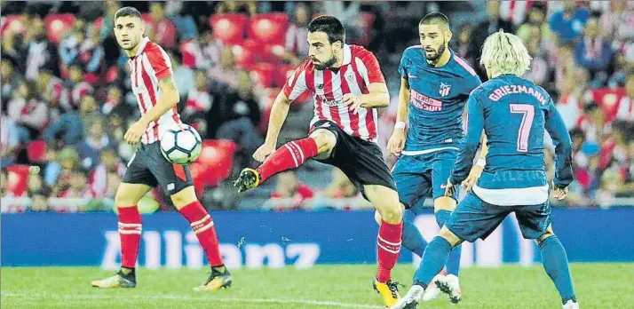  ?? FOTO: JUAN ECHEVERRÍA ?? Lastrado por su dolencia de pubis en el inicio de temporada Beñat intenta despejar un balón ante la mirada de Griezmann, Carrasco y Núñez en el duelo frente al Atlético de Madrid disputado en San Mamés