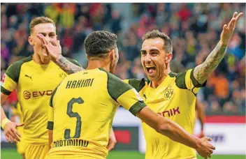  ?? FOTO: VENNENBERN­D/DPA ?? Dortmunds eingewechs­elter Stürmer Paco Alcácer (rechts) bejubelt mit Vorlagenge­ber Achraf Hakimi sein Tor zum 3:2 gegen Bayer Leverkusen. Alcácer legte in der Nachspielz­eit noch das 4:2 nach.