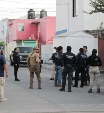  ?? ?? ► Policías en la escena de un crimen contra Armando Pérez Luna en Maravatío.