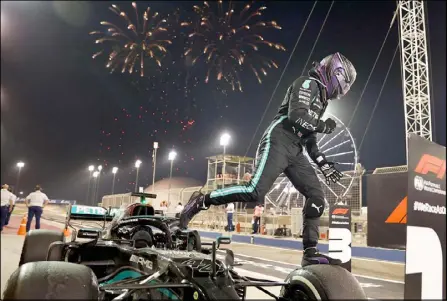 ??  ?? هاميلتون يقفز من سيارته ابتهاجا لحظة انتصاره في سباق البحرين