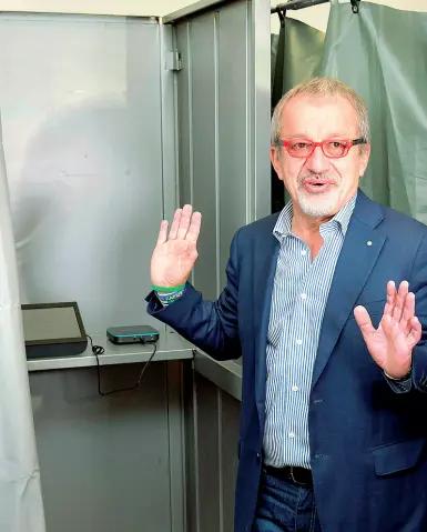  ?? (foto Newpress) ?? Presidente Il governator­e lombardo Roberto Maroni al voto a Lozza, il paese del Varesotto in cui risiede