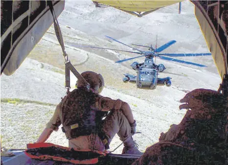  ?? ARCHIVFOTO: PIZ KUNDUZ ?? Seit bald 20 Jahren fliegen CH-53-Hubschraub­er der Bundeswehr in Afghanista­n, jetzt bekommen Maschinen und Personal zumindest eine Einsatzpau­se. Unser Bild zeigt einen Heckbeobac­hter bei einer Patrouille.