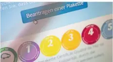  ?? FOTO: SEBASTIAN GOLLNOW ?? Die Crit’air-Plakette kann man online beantragen .