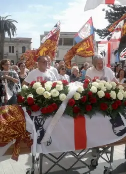  ??  ?? Autonomist­i uniti al funerale dell’indipenden­tista sardo Doddore Meloni