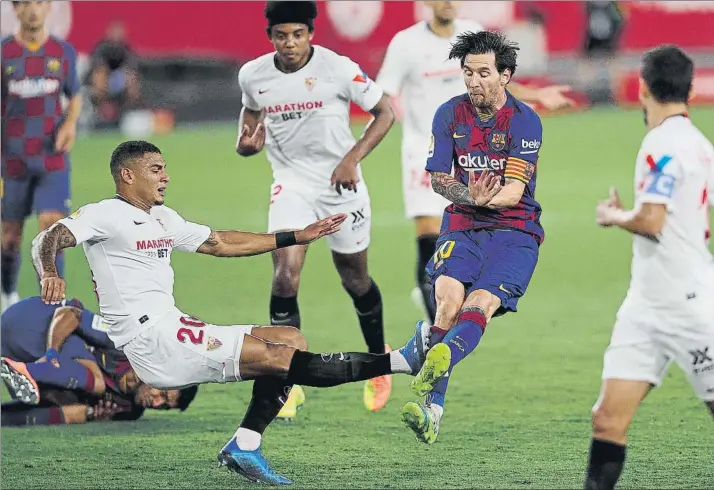  ?? FOTO: GETTY ?? La terrible entrada de Diego Carlos a Messi acabó en una tangana después de que el argentino respondier­a a la falta. La imagen no deja lugar a dudas sobre la dureza de la acción y explica la reacción del argentino