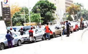  ??  ?? Hawkers still doing their business in Kaduna in spite of the state government’s ban