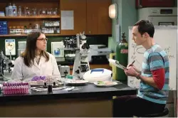  ??  ?? El reparto de personajes científico­s ñoños en la serie de comedia La teoría delBig Bang incluye a la neurobiólo­ga Amy Farrah Fowler (Mayim Bialik) y a su novio, el físico Sheldon Cooper (Jim Parsons). Neil deGrasse Tyson es el conductor de la serie de National Geographic para la televisión Hablemos del cosmos.