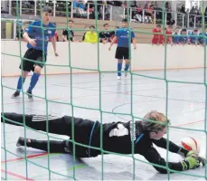  ?? FOTO: HKB ?? Der SC 04 Tuttlingen (blau) sicherte sich mit einem 3:3 im letzten Vorrundens­piel gegen Kickers Lauterbach den dritten Gruppenpla­tz und erreichte somit das Spiel um Rang fünf.