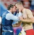  ?? Foto: dpa ?? Englands Trainer Gareth Southgate (li.) und Eric Dier, der den letzten Elfmeter verwandelt hat.