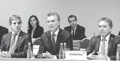  ?? AGENCIA NA ?? Mauricio Macri cerró el encuentro flanqueado por el titular del BCRA Luis Caputo y el ministro Nicolás Dujovne.