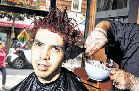  ?? Amy Lombard / NYT ?? En esta foto de archivo, el joven comediante y guionista salvadoreñ­o Julio Torres se hace teñir el pelo en el Salon G de Nueva York.