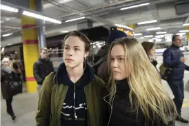  ?? FOTO: LEHTIKUVA/VESA MOILANEN ?? Snabbare resa. Otto och Betty Gerkman åkte med matarbusse­n från Sökö till Mattby.