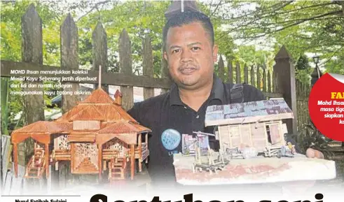  ??  ?? MOHD Ihsan menunjukka­n koleksi Masjid Kayu Seberang Jertih diperbuat dari lidi dan rumah nelayan menggunaka­n kayu batang aiskrim.