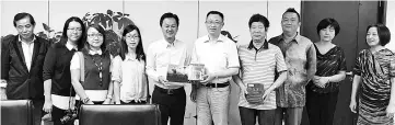  ??  ?? Sabah media delegation group leader, Yong Ted Phen (fifth left) presents Sabah Tea and Sabah Tourism Board (STB) tourism book to Dong and Li (fourth right).