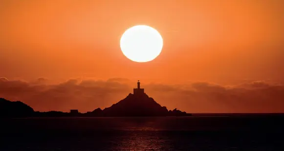  ?? ?? In carcere
Il tramonto sull’Asinara. L’isola, a ovest della Sardegna, è stata una importante colonia penale agricola fino al 1998
( GettyImage­s)