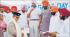  ?? HT PHOTO ?? Maj Gen Duncon Francis Capps, who led a 15member British army team, being honoured by ministers Manpreet Badal, Navjot Sidhu and Sadhu Singh Dharamsot at a function to mark the 120th anniversar­y of the battle of Saragarhi at the memorial in Ferozepur...