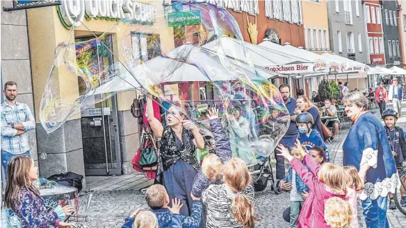  ?? FOTOS: PETER SCHLIPF ?? Der verkaufsof­fene Sonntag in der Ellwanger Innenstadt war nicht nur für die Großen ein Spaß.