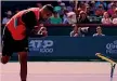  ?? ?? Nella foto in alto, il lancio della sedia agli Internazio­nali di Roma del 2019 durante la partita con Ruud; sotto, una delle tre racchette spaccate a Indian Wells a marzo contro Nadal
