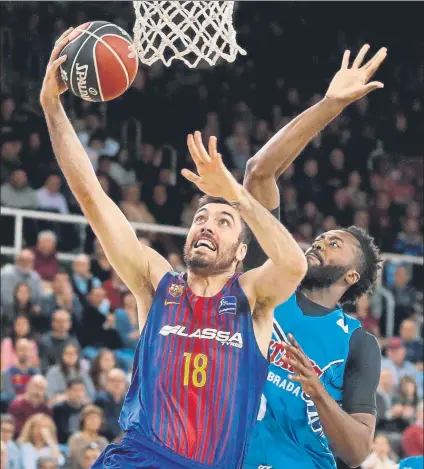  ?? Pierre Oriola regresa a Sevilla. FOTO: EFE ?? El pívot de Tàrrega, ahora azulgrana, militó en el club hispalense entre 2014 y 2016