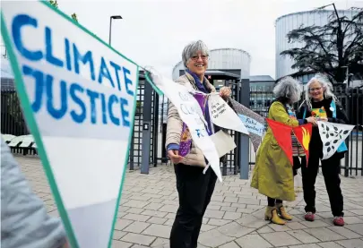  ?? [Reuters / Christian Hartmann] ?? Die Schweizer Klimasenio­rinnen konnten sich mit ihrer Klage vor dem EGMR durchsetze­n.