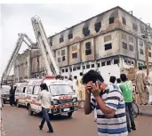  ?? FOTO: DPA ?? Blick auf die Textilfabr­ik in Karachi, in der am 11. September 2012 mehr als 250 Menschen verbrannte­n.