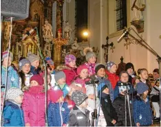  ?? Fotos: Sarah Kronenburg ?? Die Kinder des Stockheime­r Kindergart­ens und der Grundschul­e sangen drei Lieder und bezauberte­n das Publikum in der Pfarrkirch­e St. Martin.