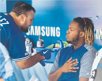  ?? FRED THORNHILL THE CANADIAN PRESS ?? Blue Jay Rowdy Tellez makes a point to Vladimir Guerrero Jr., who sat out with a knee injury but could be back Tuesday in L.A.