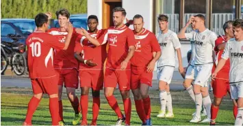  ?? Foto: Oliver Reiser ?? Mit drei Treffern war Täfertinge­ns Torjäger Marco Villani beim 4:1 Pokalsieg der Mann des Abends. Hier wird er von Florian van der Werf, Gregor Weis, Hussein Kariwabo und Roberto Villani (von links) beglückwün­scht.