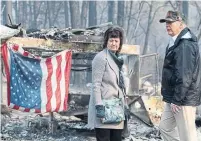  ?? SAUL LOEB AFP/GETTY IMAGES ?? U.S. President Donald Trump tours the fire-ravaged northern California town of Paradise with Mayor Jody Jones on Saturday.