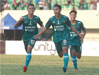  ?? CANGGIH PUTRANTO/JAWA POS RADAR TUBAN ?? SELEBRASI: Thaufan Hidayat (tengah) mencetak gol ketiga Persatu Tuban ke gawang Mitra Kukar kemarin.