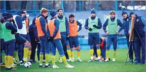  ?? ROSTOV ?? MELEJIT: Para pemain FC Rostov mendengark­an instruksi pelatih Kurban Berdyev dalam sesi latihan.