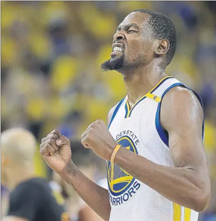  ?? FOTOS: AP ?? Durant daba rienda suelta a su alegría y desahogo al final del partido. A la derecha se abraza con LeBron, el primero que fue a felicitarl­e y a compartir unos instantes en el centro de la pista. Abajo, tapón de Draymond Green sobre JR Smith. La defensa...