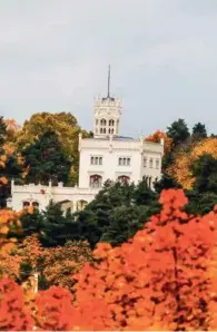  ?? STEIN BJØRGE FOTO: ?? Oscarshall er Norges eneste lystslott, og ble gitt i gave av kong Oscar I til dronning Joséphine i 1852. Slottet ble restaurert og åpnet på ny i 2009.