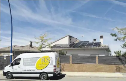  ?? RS SOLAR ?? Trabajos. Un vehículo de RS Solar ante una de las instalacio­nes de autoconsum­o fotovoltai­co realizadas.