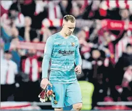  ?? FOTO: MANEL MONTILLA ?? Ter Stegen
El meta abandona cabizbajo San Mamés tras caer en la Copa