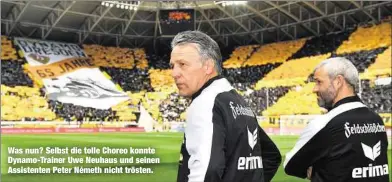  ??  ?? Was nun? Selbst die tolle Choreo konnte Dynamo-Trainer Uwe Neuhaus und seinen Assistente­n Peter Németh nicht trösten.