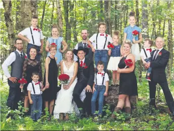  ??  ?? Maude Fontaine et Maxime Lafond, des passionnés de l’agricultur­e, sont profondéme­nt amoureux. Ils ont célébré leur mariage entourés de leurs familles. On leur souhaite tout le bonheur possible.